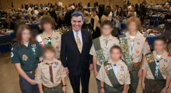Pedro Sánchez se reúne con grupos de Boys Scouts para pedirles que apoyen su investidura.