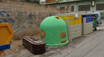 Abandona a su suegra fallecida junto a unos contenedores y se va a de fiesta a Cuba a celebrarlo con el dinero del funeral.