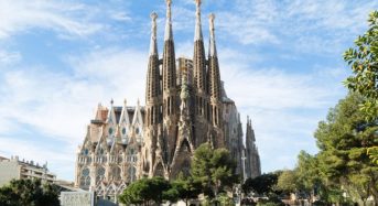 Almeida mandará 500 obreros para ayudar a acabar la Sagrada Familia y asegurar la producción de aire en España