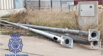 La policía detiene a dos yihadistas que almacenaban farolas en un almacén de Lleida.