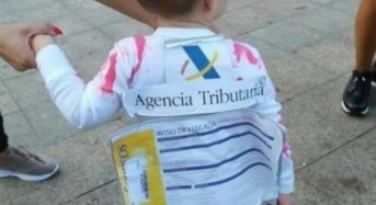 Un niño provoca el pánico en una fiesta escolar de Halloween.