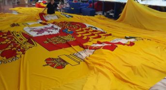 VOX intentó que la bandera de España de 1000 metros cuadrados que desplegó en campaña fuera comestible.