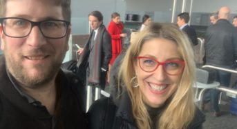 El diablo se podría haber aparecido en un selfie que se hicieron unos amigos en el aeropuerto.