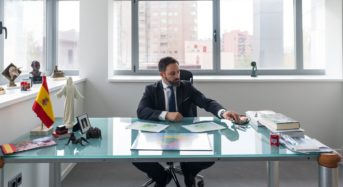 El gremio de sexadores de pollos muy molesto con el olvido de Santiago Abascal.