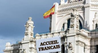 Almeida cuelga una pancarta con la leyenda «ACCUEIL FRANCAIS» (bienvenidos franceses) de la fachada del Ayuntamiento.