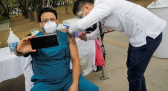 Una ciudad sueca consigue aumentar el ritmo de vacunación prohibiendo los selfies durante la admistración de la vacuna.