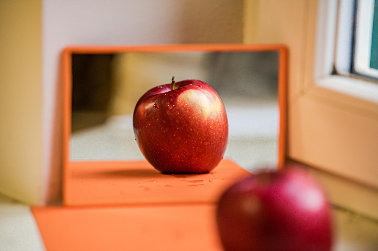 Ilustración divertida de una manzana dividida.