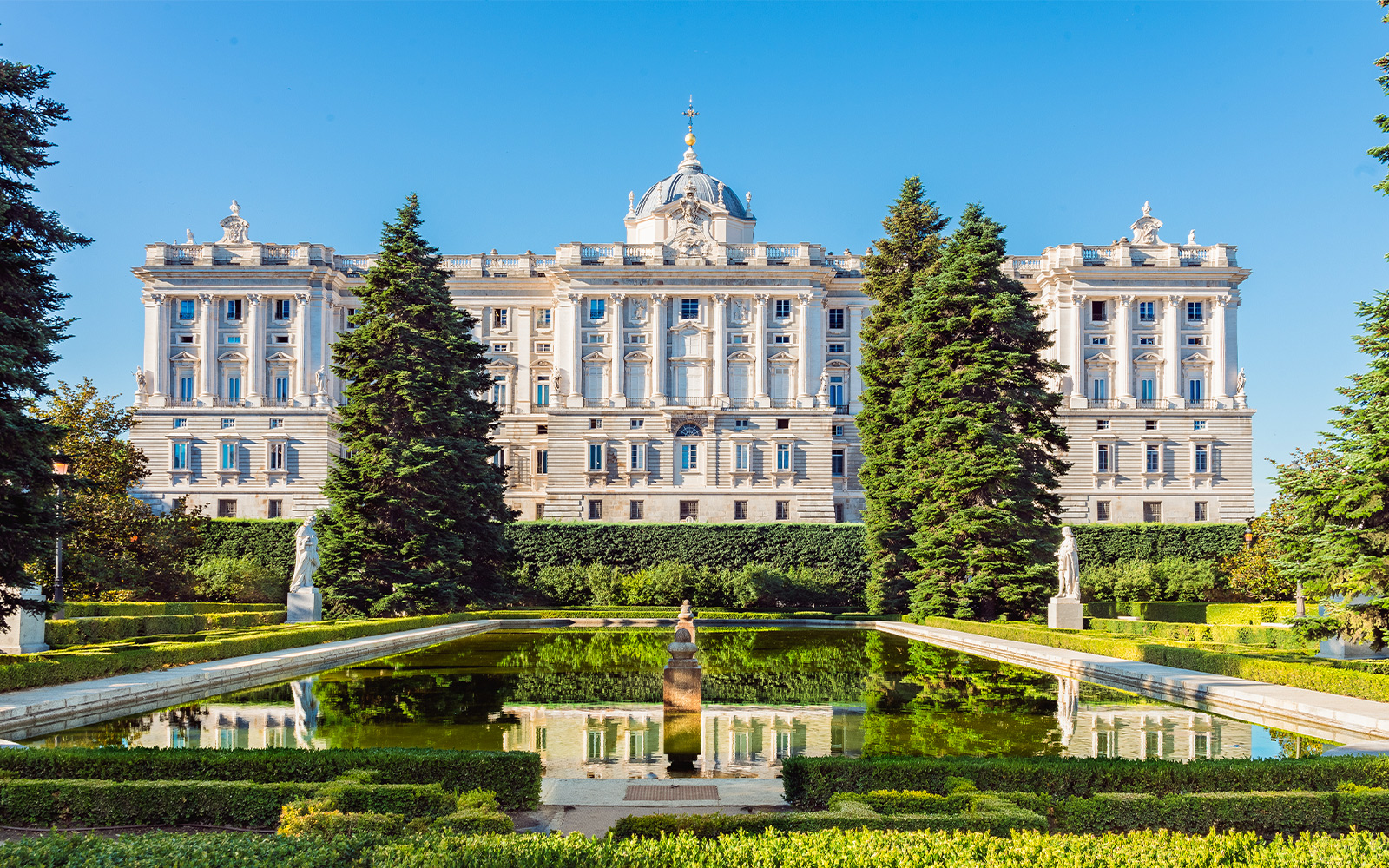 Una imagen aérea del majestuoso Palacio Real de Madrid, potencial candidato a formar parte de AirBNB.