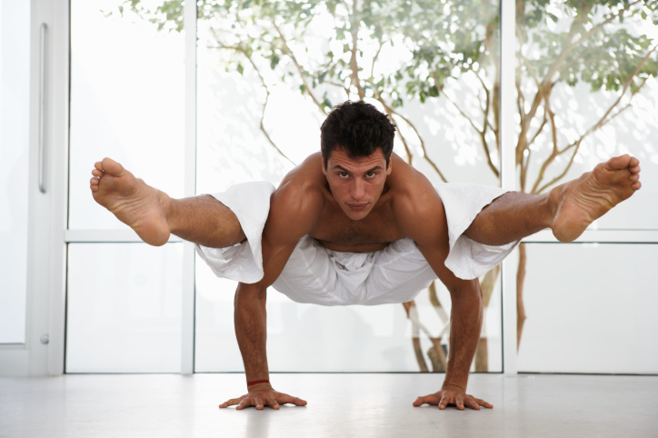 Multan a un hombre por masturbarse pensando que era yoga