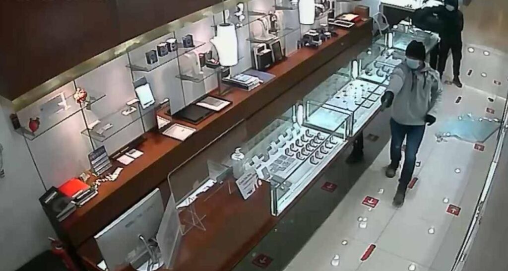 Se frustra robo en joyería al confundir diamante con chicle