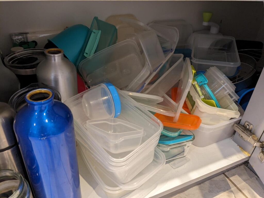 Una madre recibiendo tuppers de vuelta, llena de felicidad.