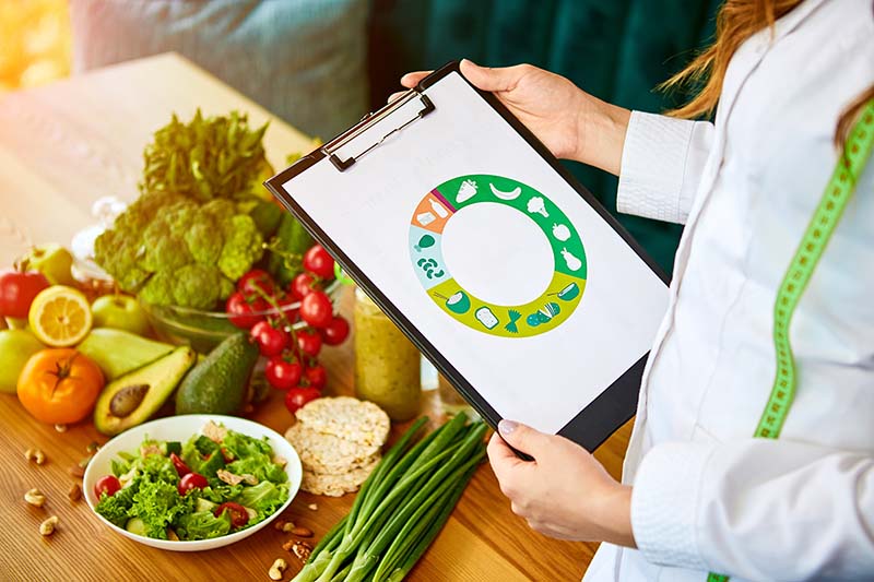 Una dietista pensando intensamente si dos pizzas cuentan como carbohidratos o delicias